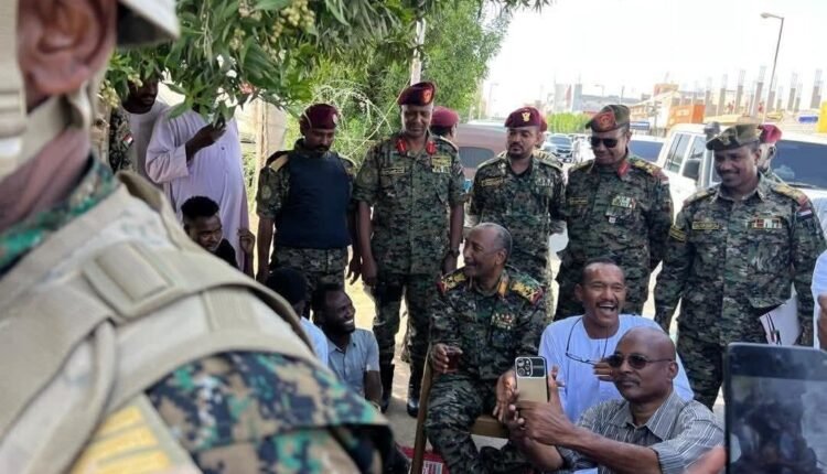 بعد شربه القهوة معهم في الشارع.. ماذا قال البرهان للمواطنين ببورتسودان..؟
