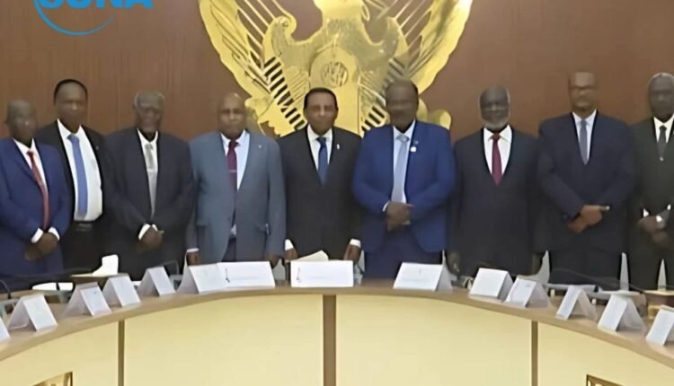 عاجل .. كامل إدريس رئيس وزراء السودان يصدر أول قرار بعد تسلمه مهامه رسميًا