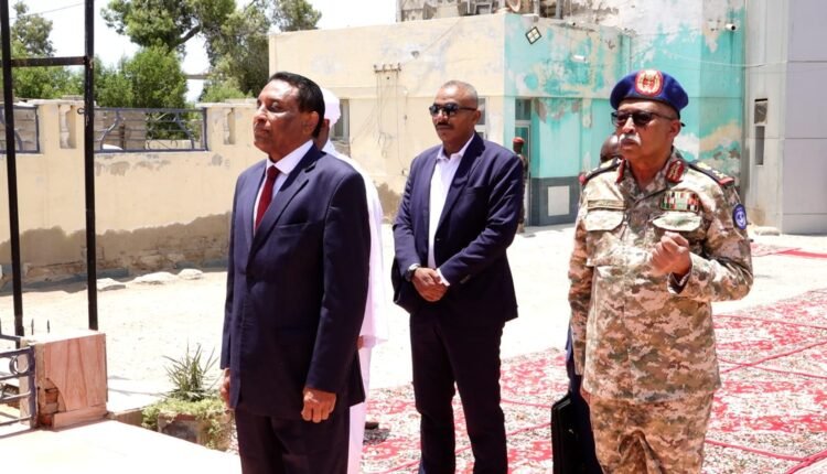 كشف تفاصبل زيارة رئيس الوزراء كامل إدريس الى منطقة البحر  الأحمر العسكرية