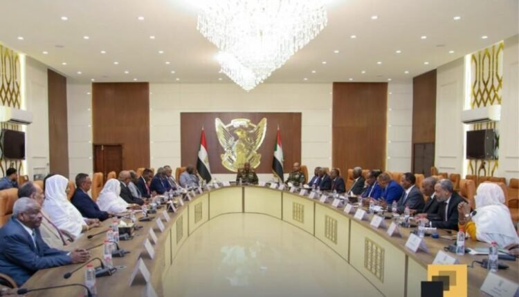 بعد تسريب محاضر اجتماع مجلسي “السيادة” و”الوزراء”.. حركة مناوي تطالب بالقبض على “صحفية” سودانية