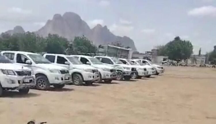 ضبط سيارات منهوبة وأسلحة متنوعة ومخدرات في إحدى مدن السودان