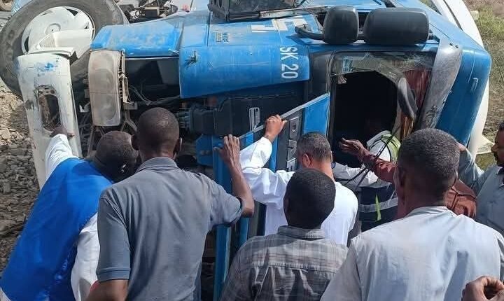إنقلاب شاحنة في “طريق العقبة” واشتعال النيران فيها ونجاة سائقها من الموت
