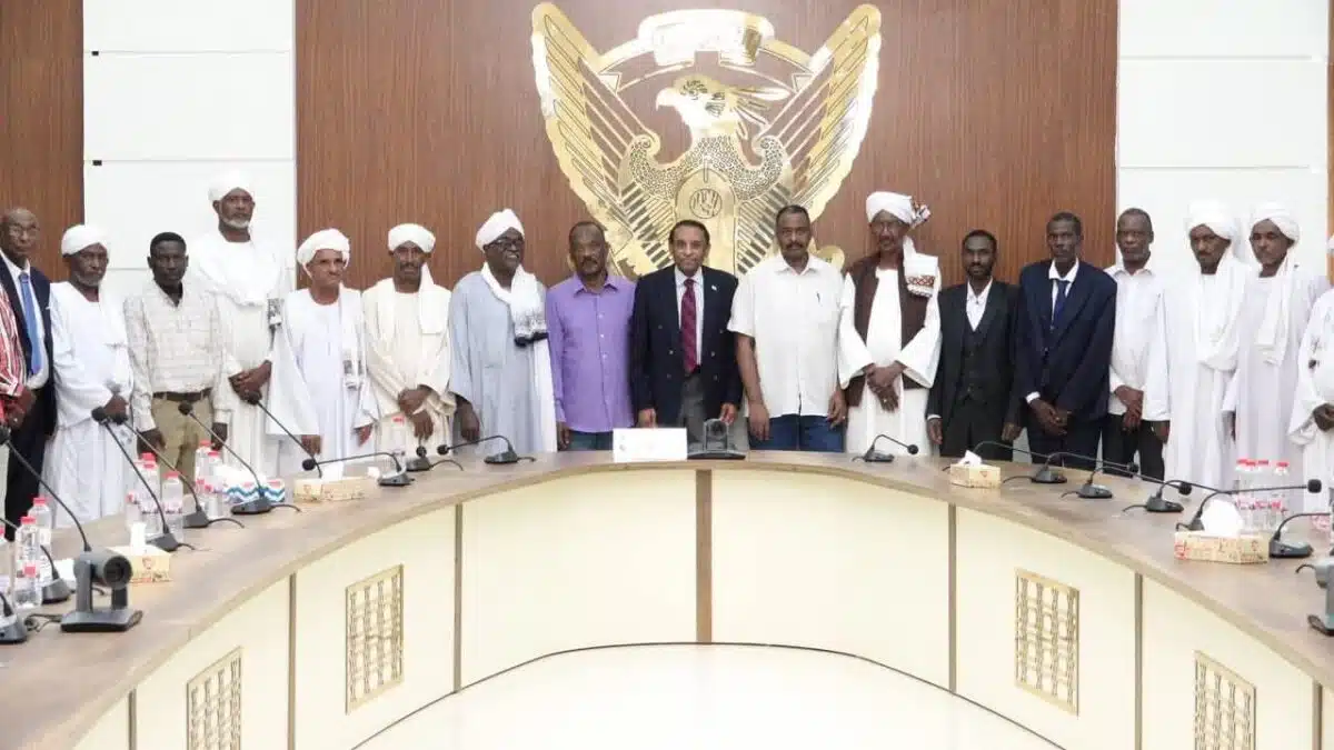 الخلافات تشتعل في حزب الأمة مجددا.. والسبب كامل إدريس