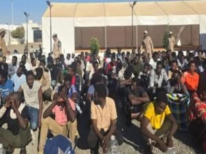 بينهم مجرمون ومصابون بالإيدز.. إبعاد 700 سودانيّ من ليبيا