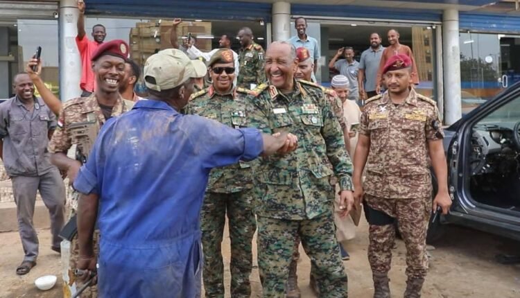 البرهان في شوارع الخرطوم.. يصافح ويتفقد