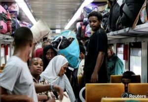 شاهد بالصور.. تفويج آلاف السودانيين من القاهرة إلى أسوان عبر السكة الحديد