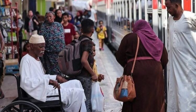 شاهد بالصور.. تفويج آلاف السودانيين من القاهرة إلى أسوان عبر السكة الحديد