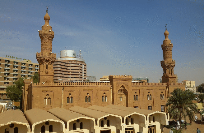 بأكف متضرعة.. مسجد الخرطوم العتيق يشهد أول صلاة جمعة بعد “التحرير”