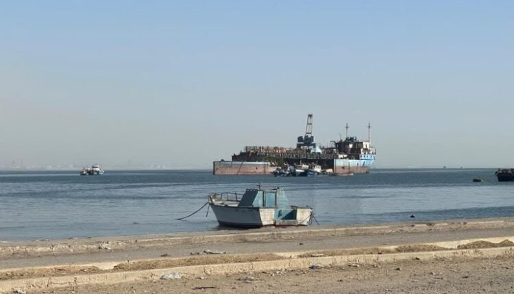 مصرع 4 وفقدان آخرين في انقلاب حفّار بحري بقناة السويس