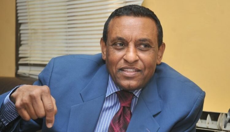 شاهد الفيديو.. رئيس الوزراء يصل الخرطوم برا وسط استقبال حاشد