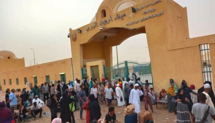 المعدلات اليومية ترتفع.. معبرا أشكيت وأرقين يستقبلان آلاف العائدين إلى السودان