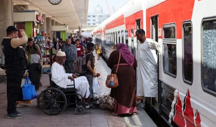 قطار و 500 بص لنقل الراغبين في العودة الطوعية من مصر إلى السودان