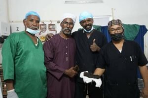 في عملية نادرة: فريق طبي يكتشف مفاجأة داخل معدة طفلة