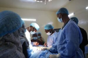 في عملية نادرة: فريق طبي يكتشف مفاجأة داخل معدة طفلة