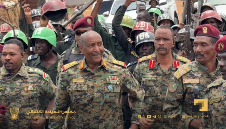 شاهد.. البرهان يشارك في تمرين جري مع المجندين
