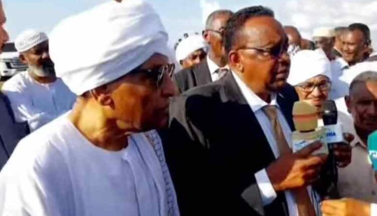 رئيس الوزراء مع المزارعين وسط “الترع”.. وقرارات جديدة بشأن تطوير مشروع الجزيرة