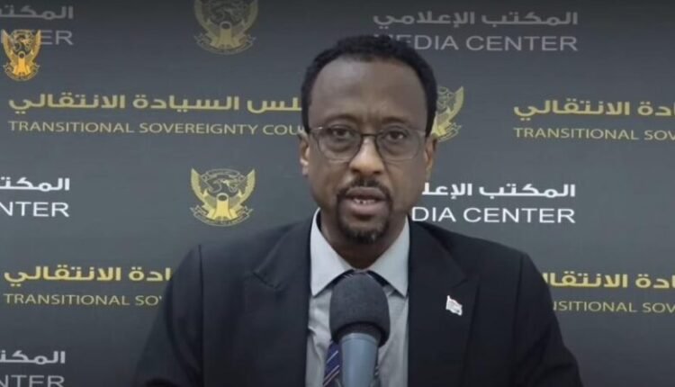 “الإعيسر” يوقع في فيسبوك بصفة “مواطن”.. هل هو احتجاج مبطن على إعفائه من مهمة الناطق الرسمي؟