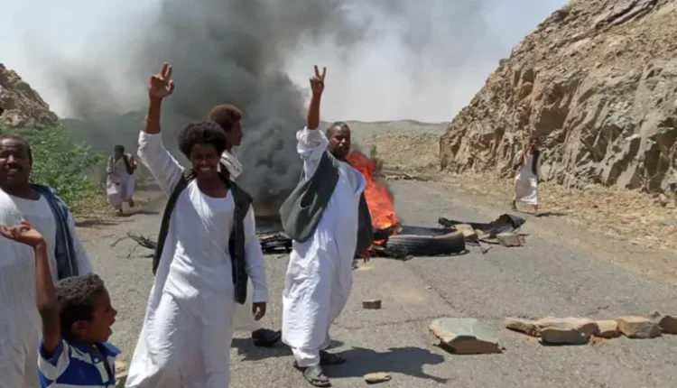 مواطنون يغلقون طريقا حيويا بين السودان ومصر.. والسبب غريب
