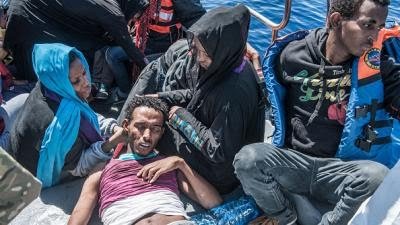 مقتل العشرات نتيجة اشتعال قارب يقل 75 لاجئا سودانيا قبالة ليبيا