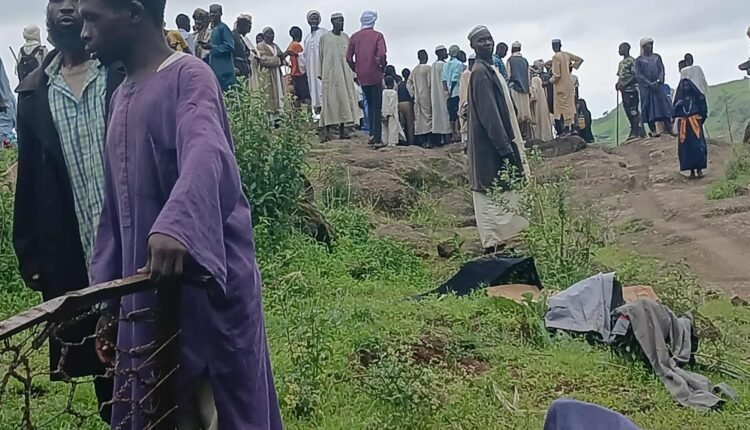 بإمكانيات شحيحة.. محاولات أهلية تبدأ انتشال ضحايا كارثة جبل مرة