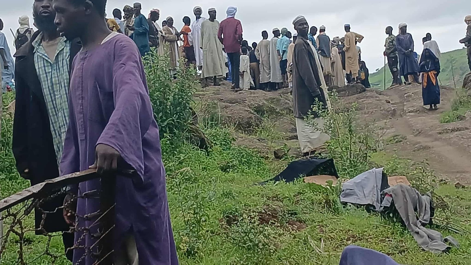 بإمكانيات شحيحة.. محاولات أهلية تبدأ انتشال ضحايا كارثة جبل مرة