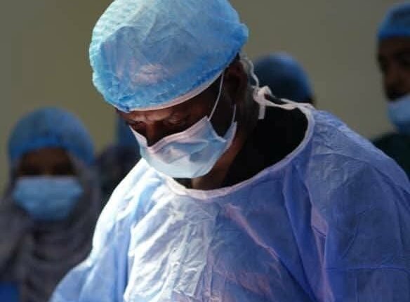 في اللحظات الأخيرة.. فريق طبي سوداني ينقذ مريضا مصابا بمتلازمة نادرة