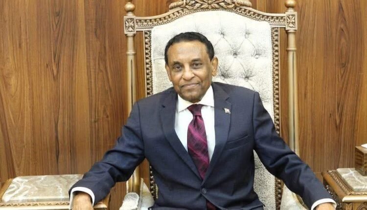 كامل إدريس يتخذ خطوات بشأن عمال السودان