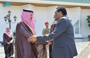 رئيس الوزراء يصل المدينة المنورة ويؤدي الصلاة في المسجد النبوي