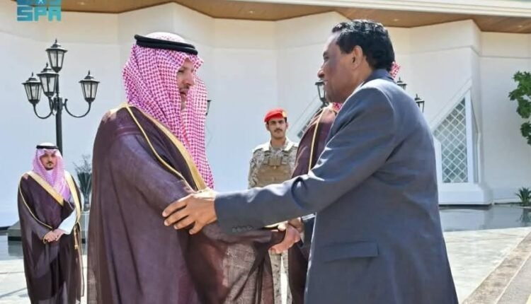 رئيس الوزراء يصل المدينة المنورة ويزور المسجد النبوي