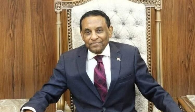كامل إدريس يتعافى من وعكة مفاجئة في الرياض ووزير الخارجية السعودي يطمئن على صحته