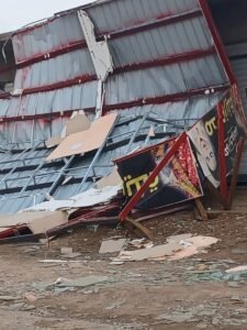 شاهد بالصور.. عطبرة تتعرض إلى أضرار وخسائر جسيمة جراء الصواعق الرعدية والأمطار