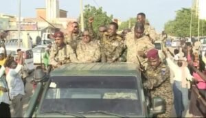 على عربة عسكرية "مكشوفة" وسط الجماهير.. كباشي يطوف شوارع الأبيض احتفالا بتحرير بارا