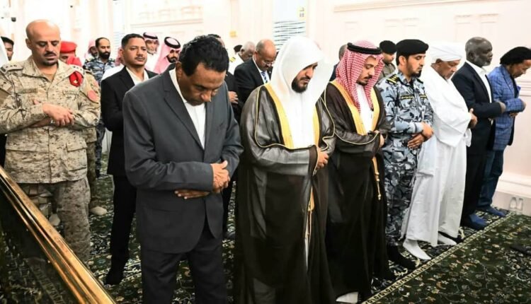 رئيس الوزراء يصل المدينة المنورة ويؤدي الصلاة في المسجد النبوي