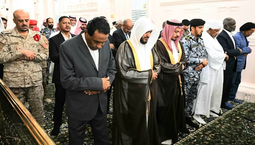 رئيس الوزراء يصل المدينة المنورة ويؤدي الصلاة في المسجد النبوي