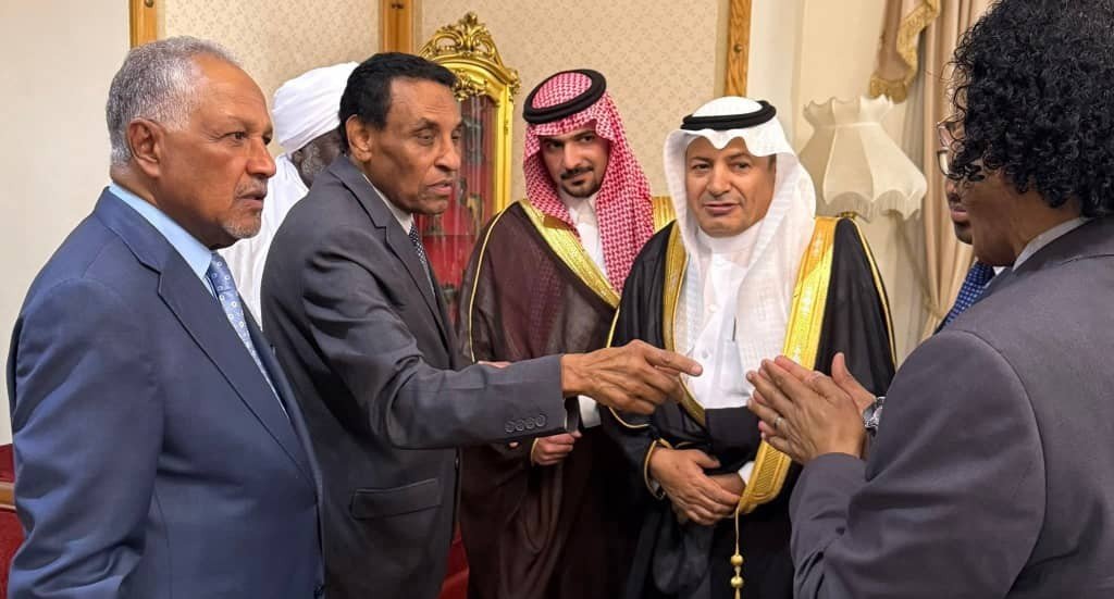 عبد الماجد عبد الحميد يكتب معلقا على صورة لرئيس الوزراء والردود الساخرة تتوالى