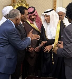 عبد الماجد عبد الحميد يكتب معلقا على صورة لرئيس الوزراء والردود الساخرة تتوالى