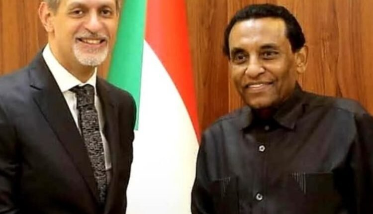 القاهرة تبعث رسائل إلى الخرطوم.. تفاصيل لقاء رئيس الوزراء والسفير المصري