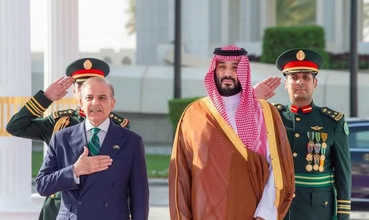 صحفي سوداني يعقد مقارنة بين استقبال السعودية لرئيس وزراء باكستان ورئيس وزراء السودان.. هل كانت في الأمر إهانة؟