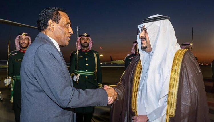 رئيس الوزراء السوداني يصل الرياض