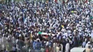 شاهد بالصور.. آلاف السودانيين يشيعون محمد طاهر إيلا إلى مثواه الأخير
