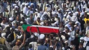 شاهد بالصور.. آلاف السودانيين يشيعون محمد طاهر إيلا إلى مثواه الأخير