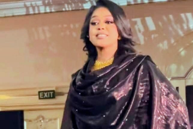 شاهد في الفيديو.. ثوب سوداني ثمنه نصف مليون دولار ومرصع بـ 90 فصا من الماس.. الجدل يحتدم