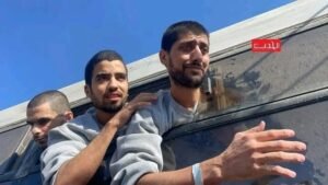 شاهد بالصور.. استمرار وصول الأسرى الفلسطينيين المحررين إلى مجمع ناصر الطبي في غزة