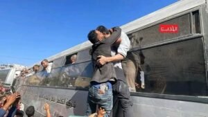 شاهد بالصور.. استمرار وصول الأسرى الفلسطينيين المحررين إلى مجمع ناصر الطبي في غزة