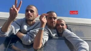 شاهد بالصور.. استمرار وصول الأسرى الفلسطينيين المحررين إلى مجمع ناصر الطبي في غزة