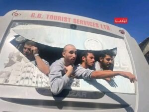 شاهد بالصور.. استمرار وصول الأسرى الفلسطينيين المحررين إلى مجمع ناصر الطبي في غزة
