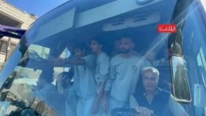 شاهد بالصور.. استمرار وصول الأسرى الفلسطينيين المحررين إلى مجمع ناصر الطبي في غزة