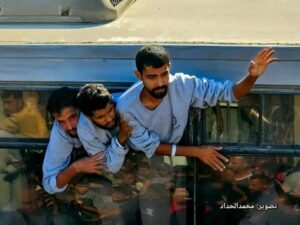 شاهد بالصور.. استمرار وصول الأسرى الفلسطينيين المحررين إلى مجمع ناصر الطبي في غزة