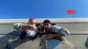 شاهد بالصور.. استمرار وصول الأسرى الفلسطينيين المحررين إلى مجمع ناصر الطبي في غزة