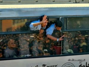 شاهد بالصور.. استمرار وصول الأسرى الفلسطينيين المحررين إلى مجمع ناصر الطبي في غزة